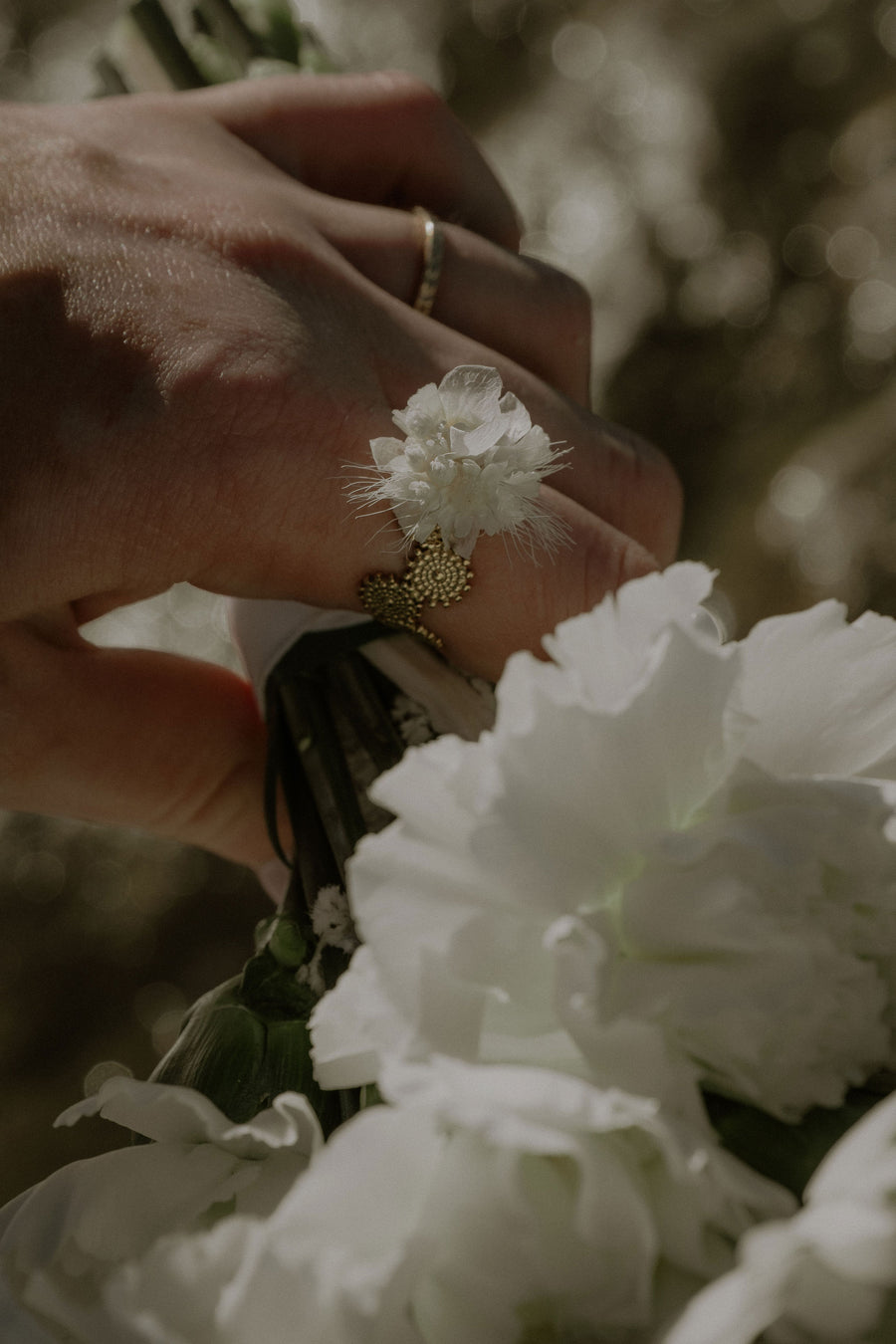 Bague Soleil Brumeux – Fleurs blanches & soleil doré – Latte Brume