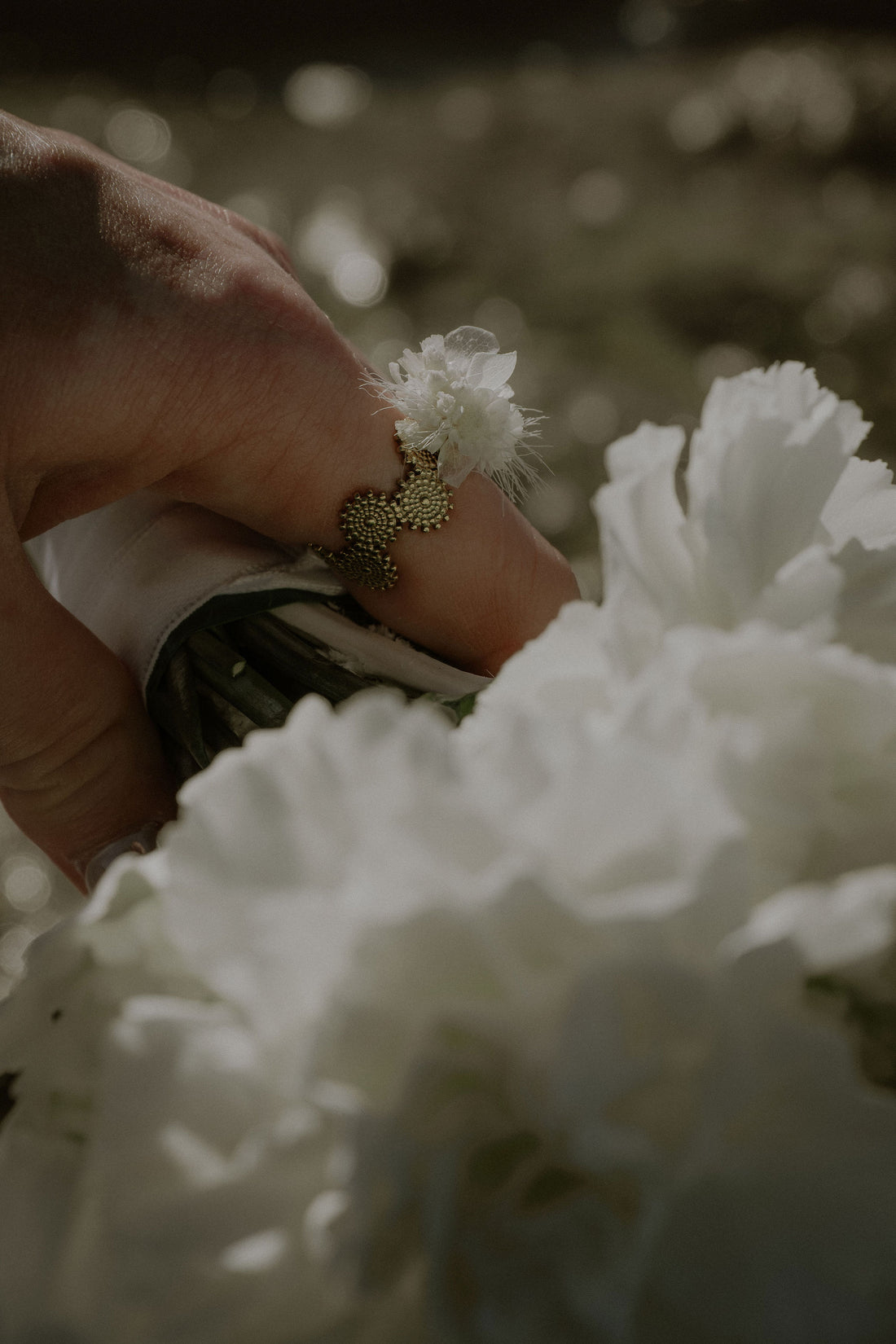 Bague Soleil Brumeux – Fleurs blanches & soleil doré – Latte Brume