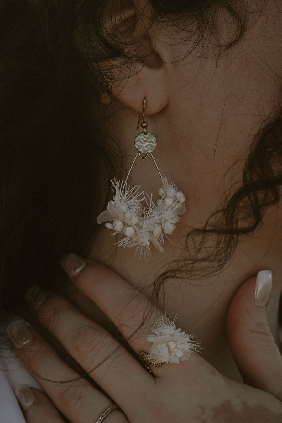 Bague Soleil Brumeux – Fleurs blanches & soleil doré – Latte Brume
