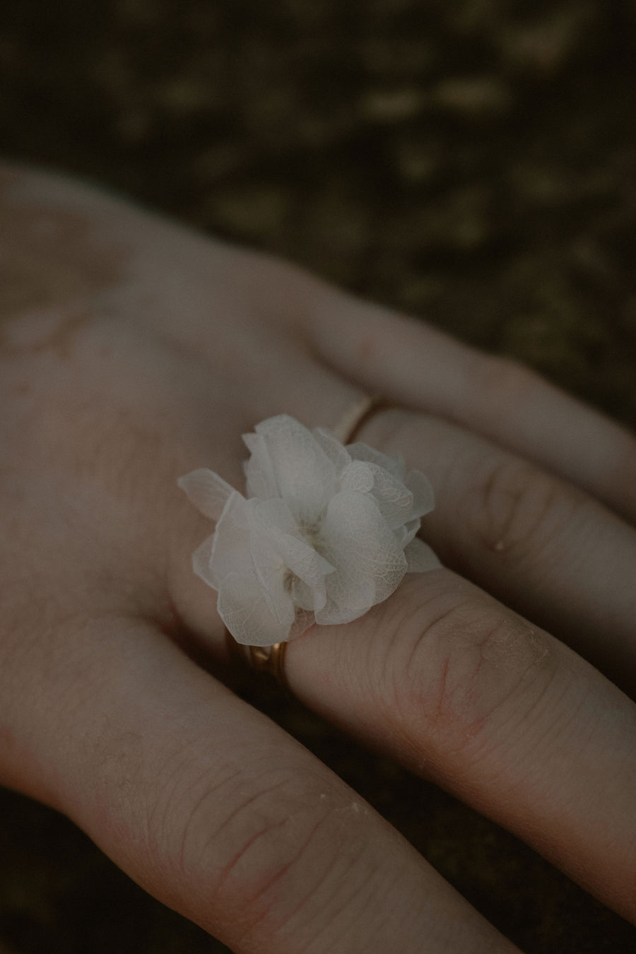 Bague Brume – Hortensia stabilisé & acier doré ajustable – Latte Brume