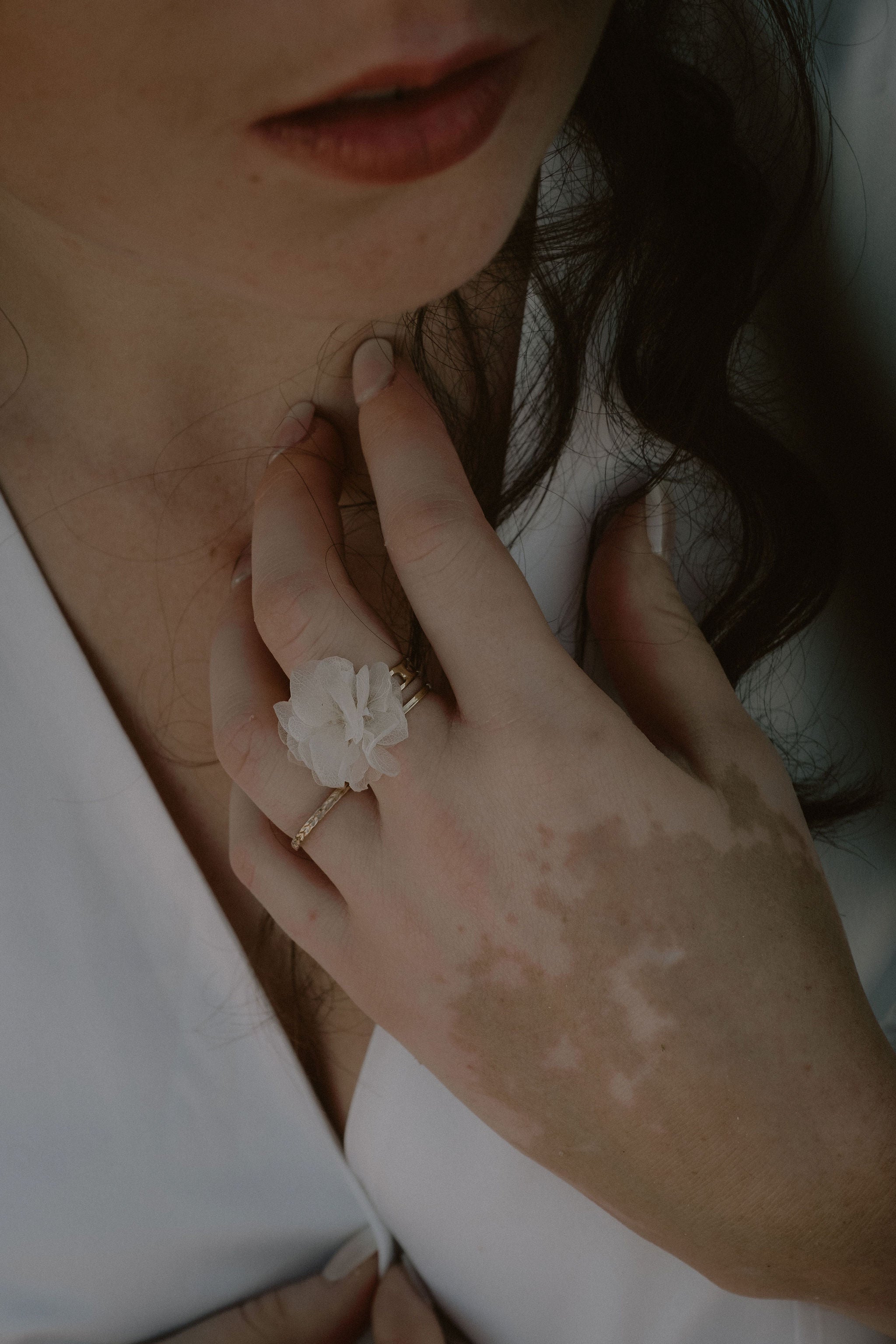 Bague Brume – Hortensia stabilisé & acier doré ajustable – Latte Brume