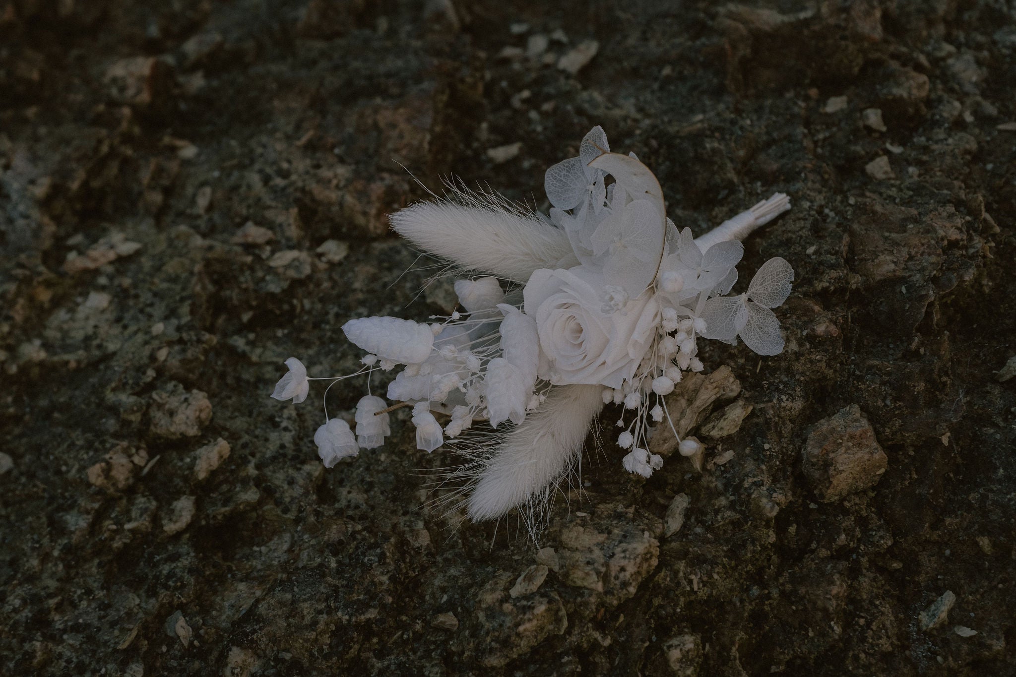 Boutonnière Brume – Fleurs blanches & rose éternelle – Latte Brume
