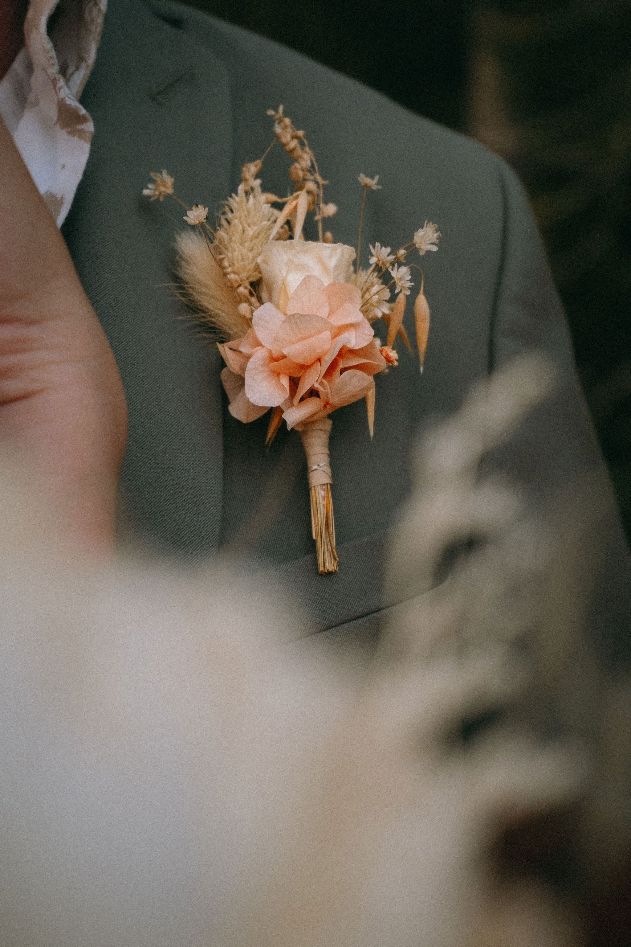 Boutonnière Sunset – Rose stabilisée & hortensia pêche – Mocktail Golden Hour